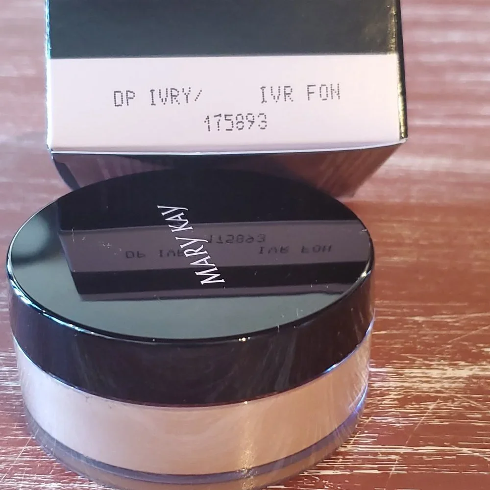 Deep Ivory Silky Setting Powder - Mary Kay